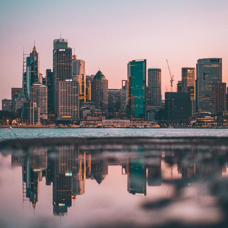 Parents evaluating schools in France